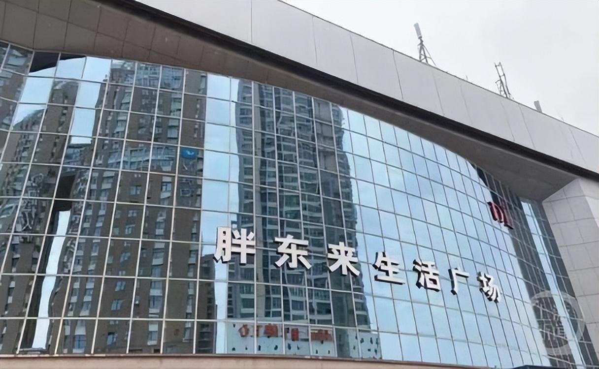 胖東來在門口給顧客身上掃雪