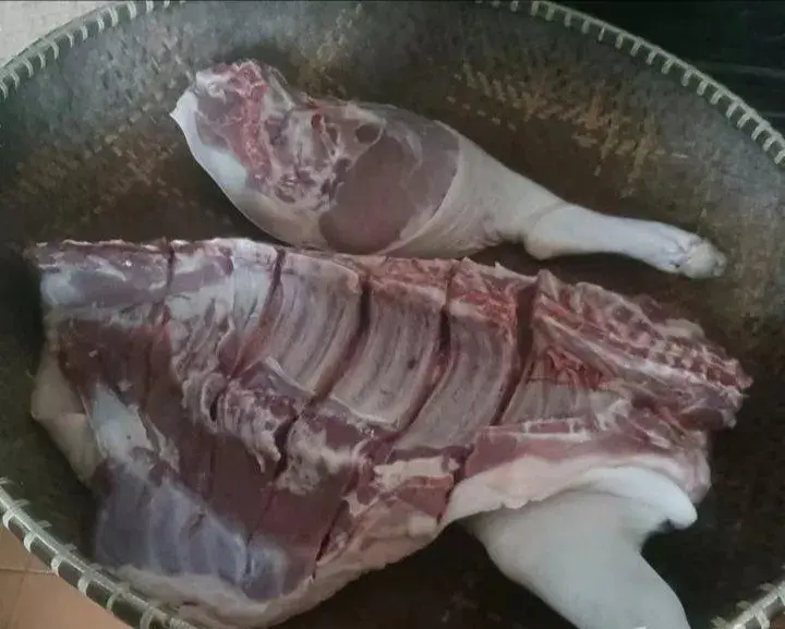 姐妹花2600元合伙買了一頭年豬