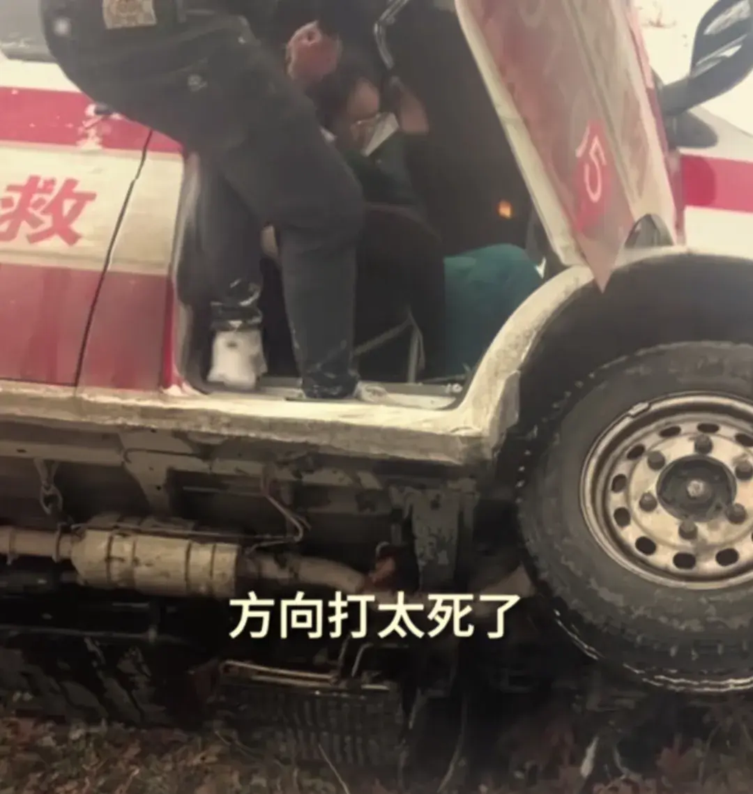 救護車雪天翻進地里 2男子救出3人