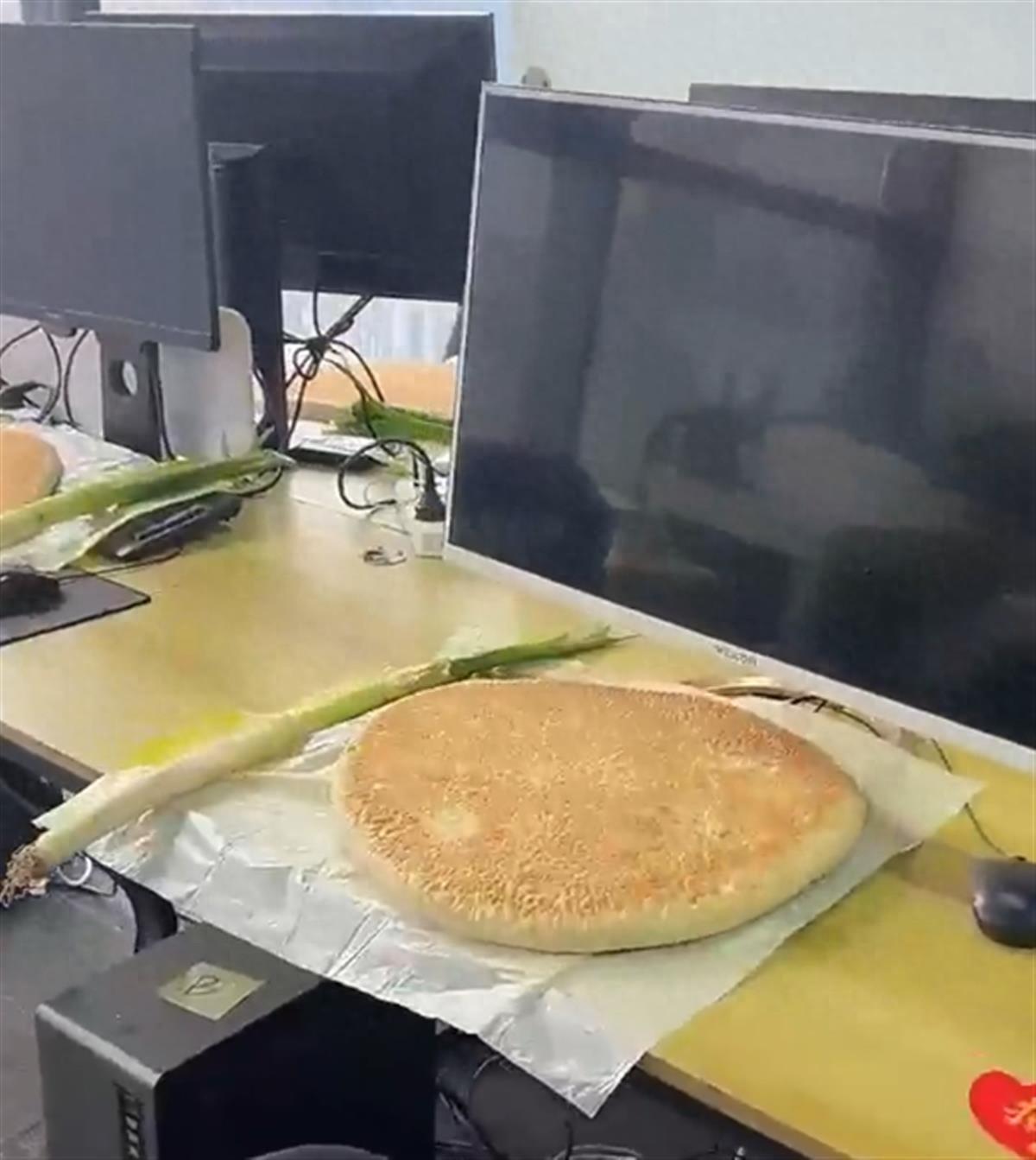 小伙帶400多斤大餅返工送同事