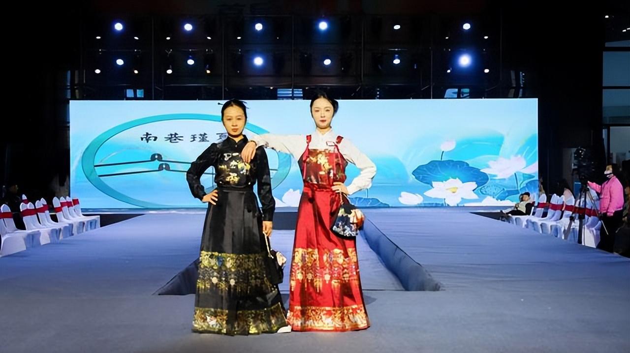 400名大學(xué)生回曹縣小鎮(zhèn)賣馬面裙