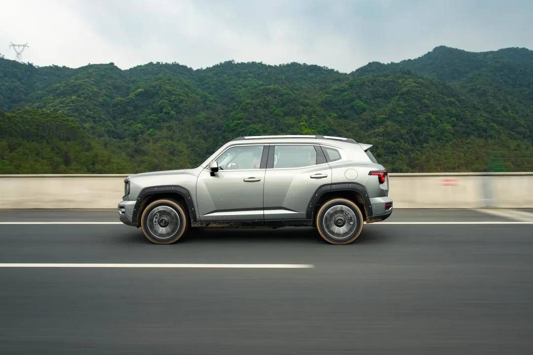 17.98萬,四驅SUV,油耗不到6L!你買不買?