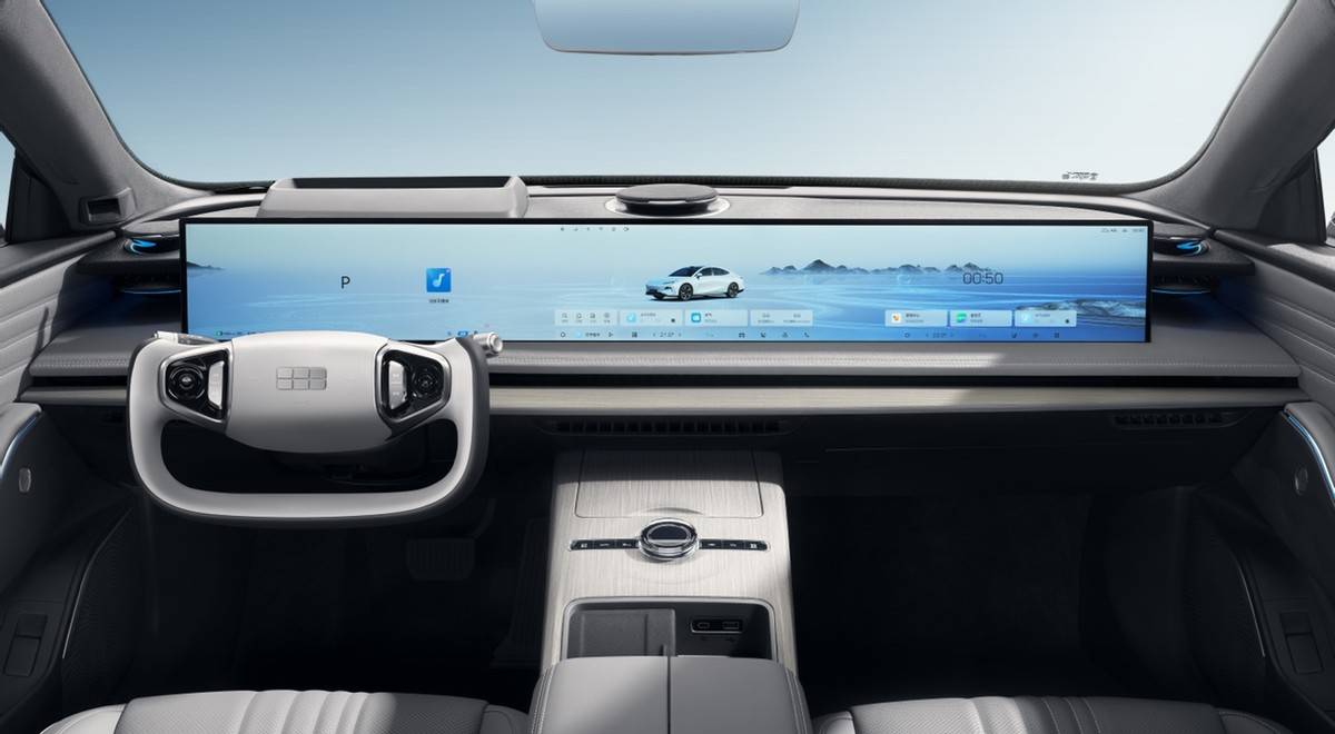 吉利銀河E8加推兩款龍騰版,頂流配置推動(dòng)“科技平權(quán)”