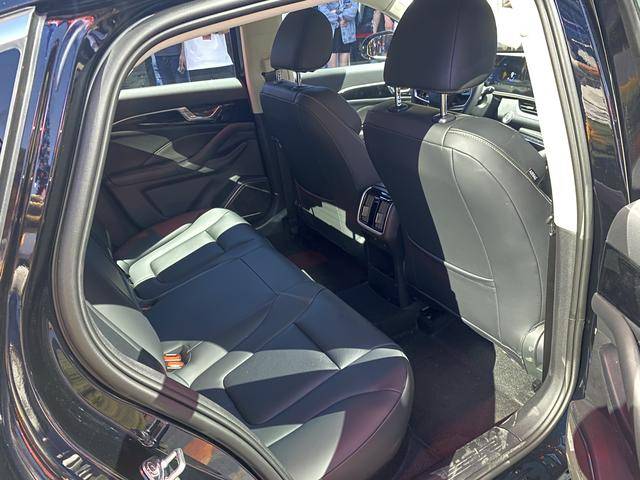 奔騰B70龍騰版上市,市場太卷,制勝關鍵點在哪里?