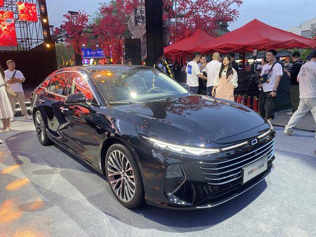 奔騰B70龍騰版上市,市場太卷,制勝關鍵點在哪里?