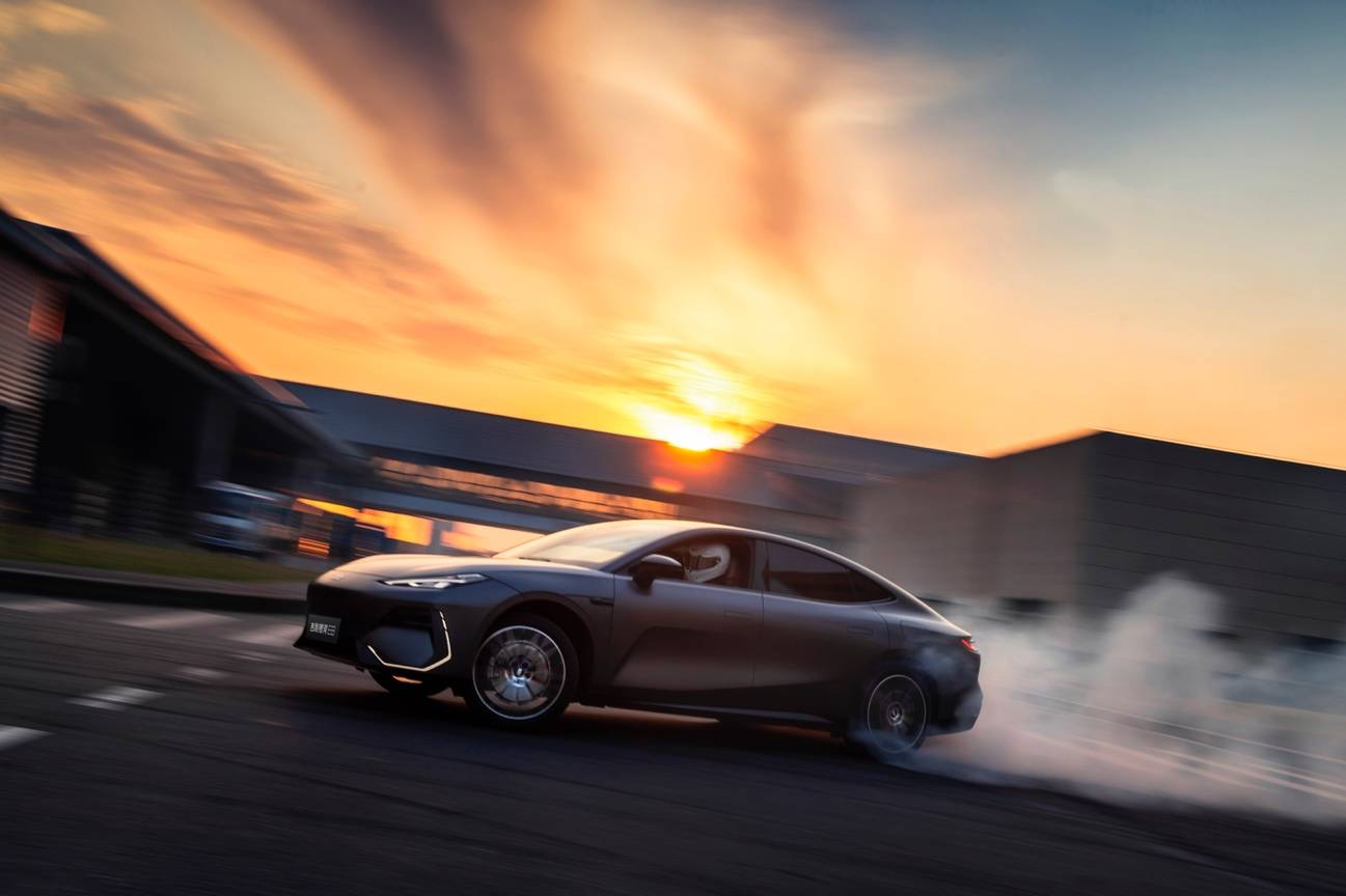 16-22萬(wàn)級(jí)必看吉利銀河E8!龍騰版強(qiáng)勢(shì)來(lái)襲