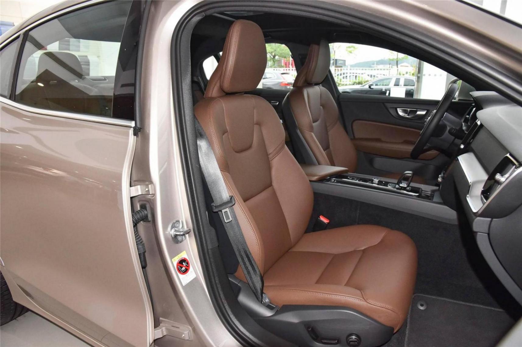 終端優惠9.2萬,入門款降至21.49萬,沃爾沃S60可以入手了?