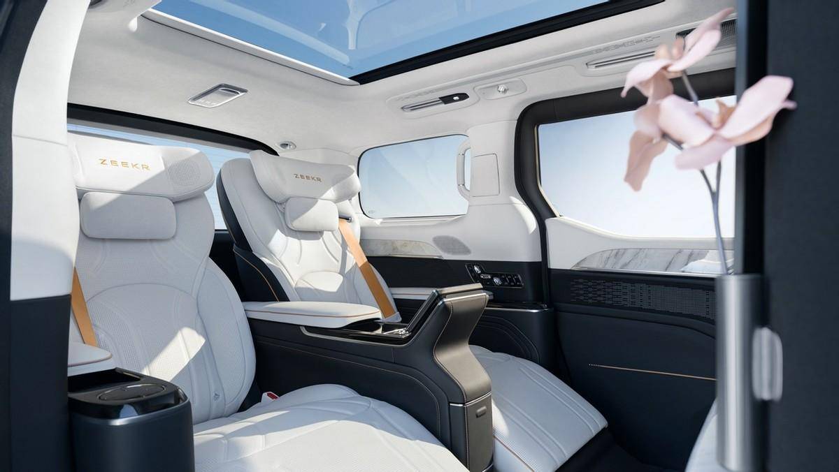 滿足高端出行需求 配置全部頂級拉滿 極氪009光輝上市 售78.9萬起