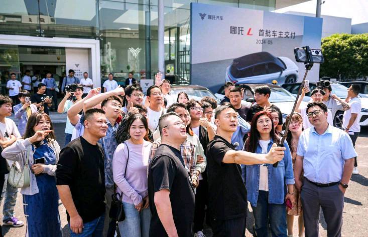 “卷產品”又“卷服務” 哪吒汽車CEO張勇保姆式服務到底