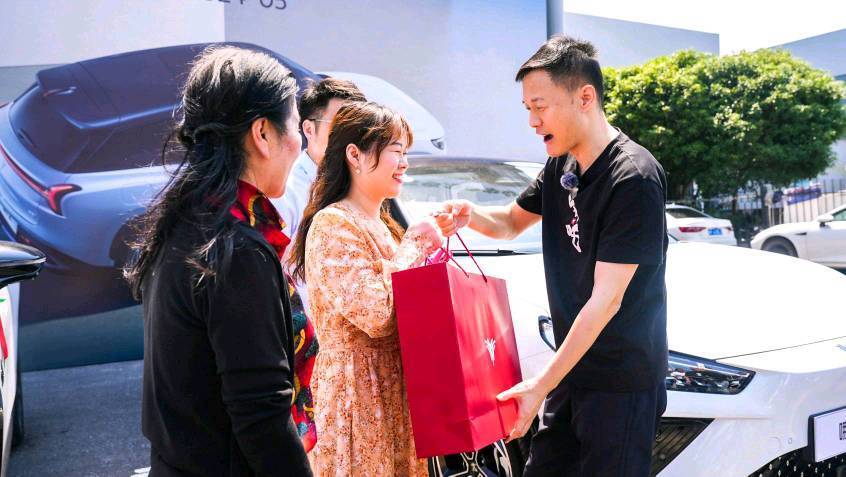 “卷產品”又“卷服務” 哪吒汽車CEO張勇保姆式服務到底