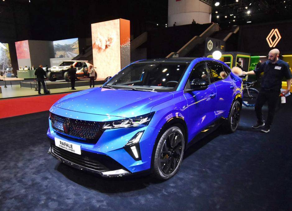 明顯看到了三年前國(guó)產(chǎn)新能源的設(shè)計(jì)風(fēng)格,雷諾Refale有點(diǎn)老了