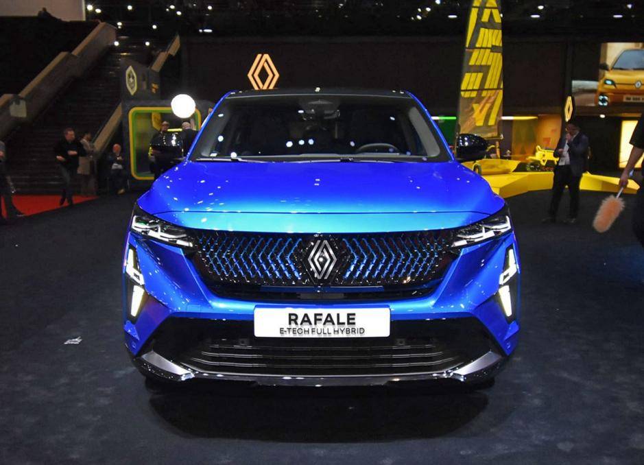明顯看到了三年前國(guó)產(chǎn)新能源的設(shè)計(jì)風(fēng)格,雷諾Refale有點(diǎn)老了