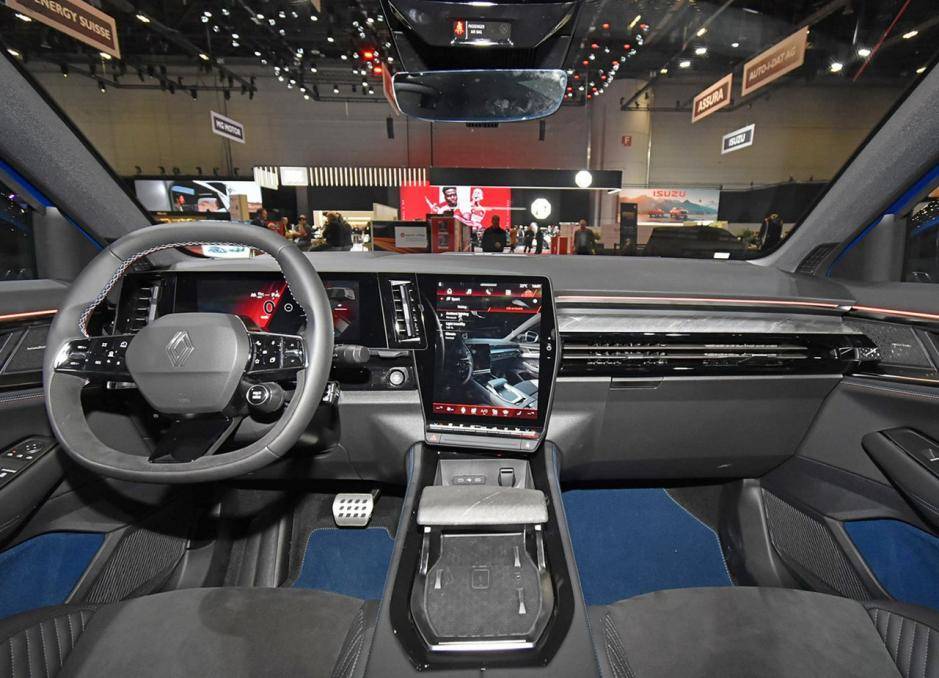 明顯看到了三年前國(guó)產(chǎn)新能源的設(shè)計(jì)風(fēng)格,雷諾Refale有點(diǎn)老了