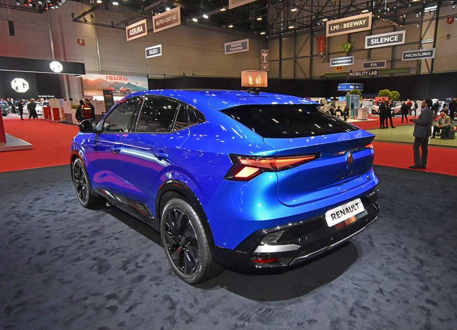 明顯看到了三年前國(guó)產(chǎn)新能源的設(shè)計(jì)風(fēng)格,雷諾Refale有點(diǎn)老了
