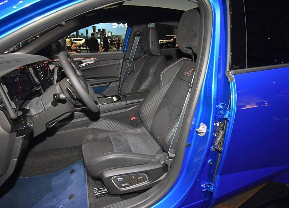 明顯看到了三年前國(guó)產(chǎn)新能源的設(shè)計(jì)風(fēng)格,雷諾Refale有點(diǎn)老了