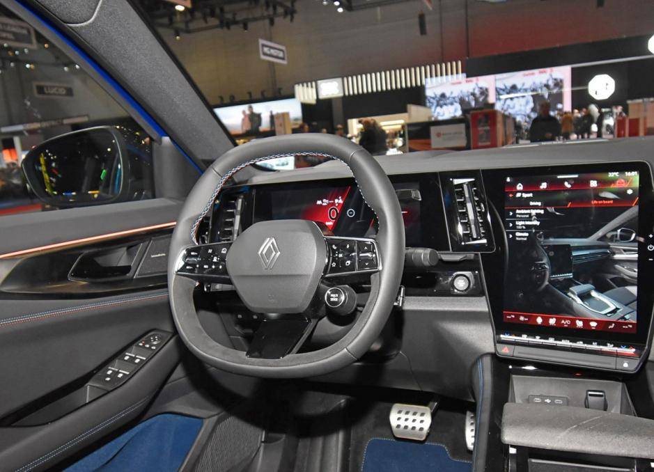 明顯看到了三年前國(guó)產(chǎn)新能源的設(shè)計(jì)風(fēng)格,雷諾Refale有點(diǎn)老了