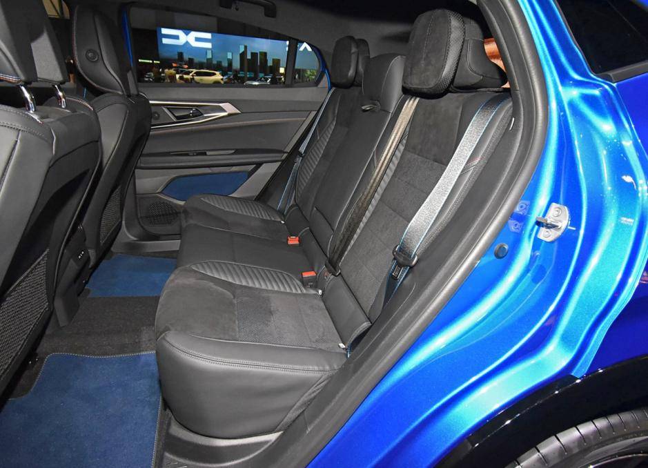 明顯看到了三年前國(guó)產(chǎn)新能源的設(shè)計(jì)風(fēng)格,雷諾Refale有點(diǎn)老了