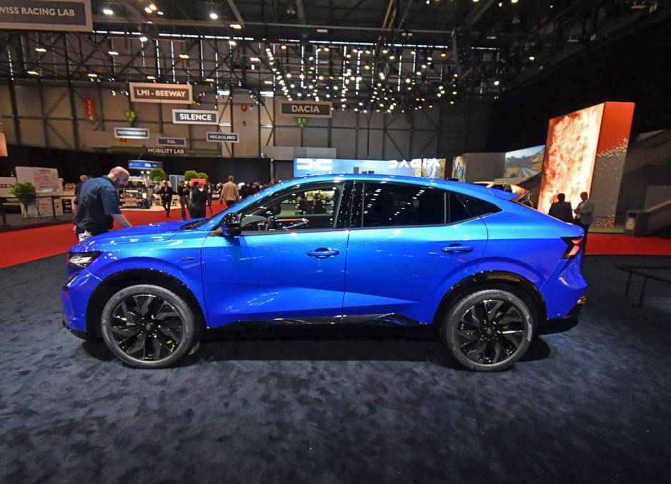 明顯看到了三年前國(guó)產(chǎn)新能源的設(shè)計(jì)風(fēng)格,雷諾Refale有點(diǎn)老了