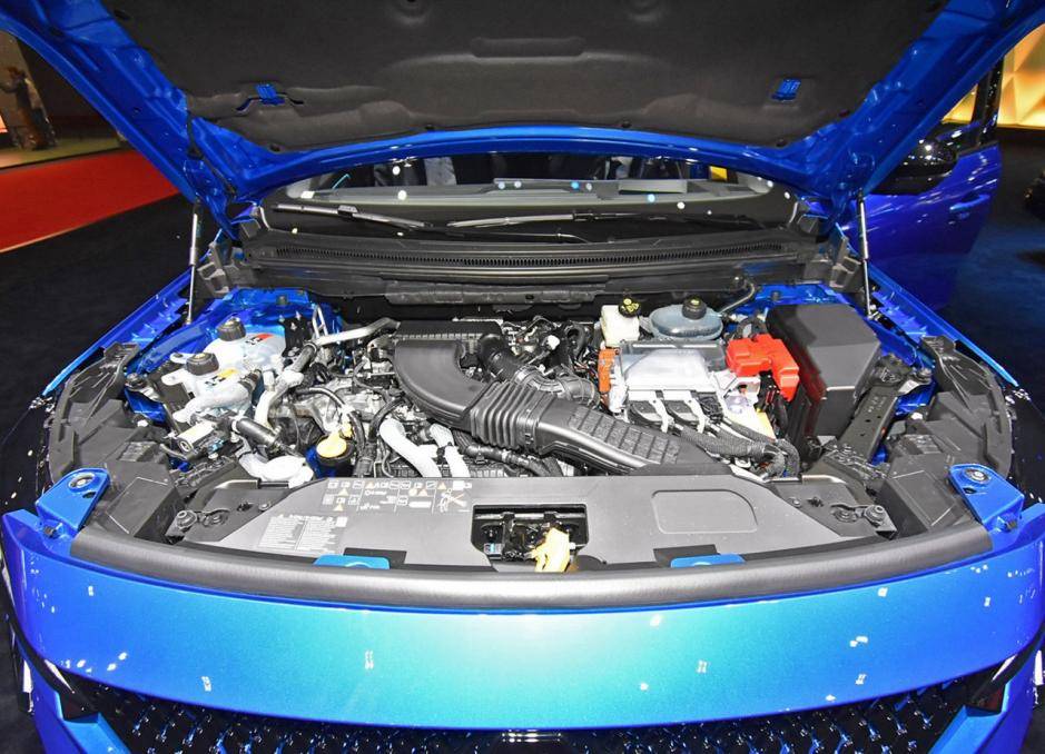 明顯看到了三年前國(guó)產(chǎn)新能源的設(shè)計(jì)風(fēng)格,雷諾Refale有點(diǎn)老了