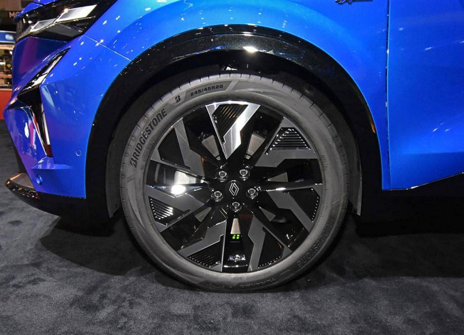 明顯看到了三年前國(guó)產(chǎn)新能源的設(shè)計(jì)風(fēng)格,雷諾Refale有點(diǎn)老了