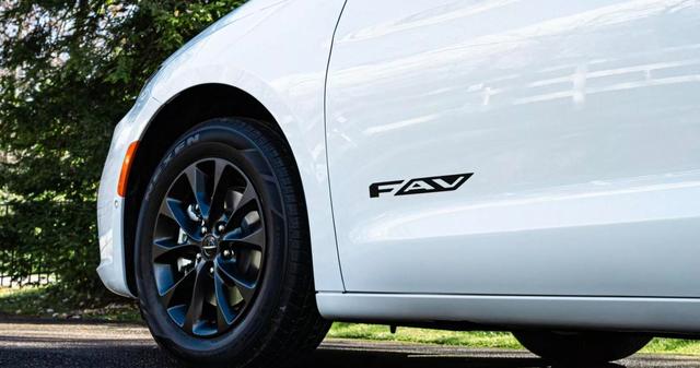 驚！約33萬克萊斯勒大捷龍FAV特別版官圖，洛杉磯車展亮相-有駕