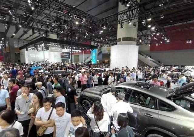 廣州車展新能源風(fēng)頭強勁，燃油車關(guān)注度下滑，大眾轉(zhuǎn)型新勢力-有駕