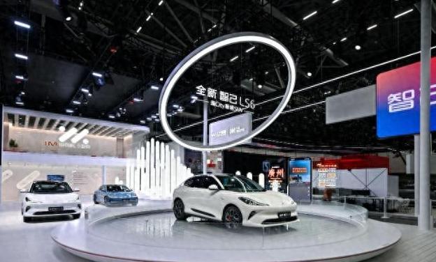 廣州車展新能源風(fēng)頭強勁，燃油車關(guān)注度下滑，大眾轉(zhuǎn)型新勢力-有駕