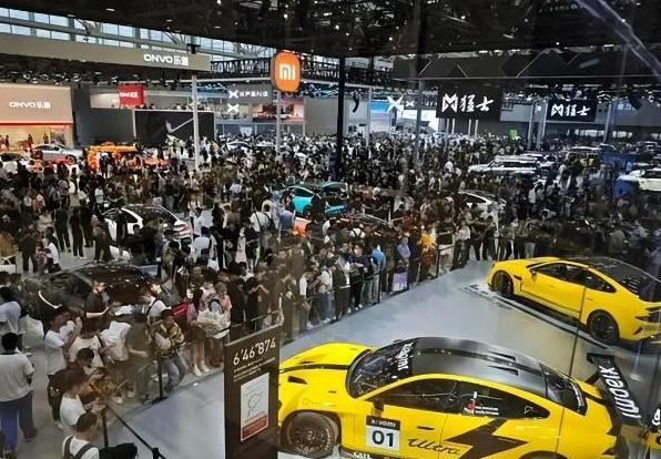 廣州車展新能源風(fēng)頭強勁，燃油車關(guān)注度下滑，大眾轉(zhuǎn)型新勢力-有駕