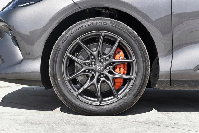 標配靈蜥底盤+四輪轉向，軟硬件大進化，全新智己LS6香嗎？-有駕