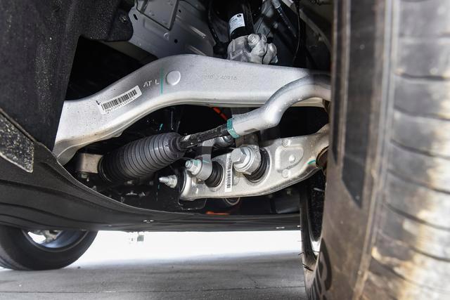 標配靈蜥底盤+四輪轉向，軟硬件大進化，全新智己LS6香嗎？-有駕