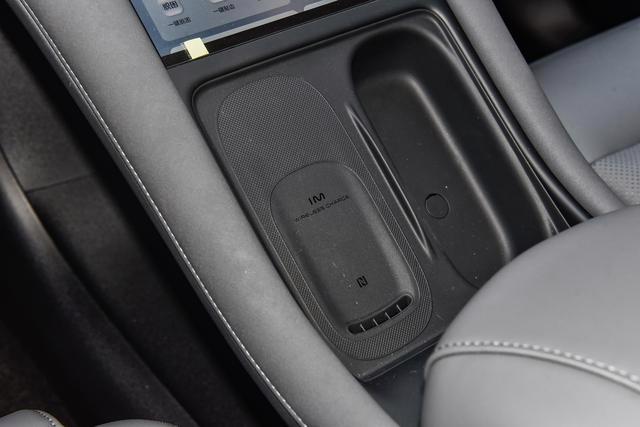 標配靈蜥底盤+四輪轉向，軟硬件大進化，全新智己LS6香嗎？-有駕