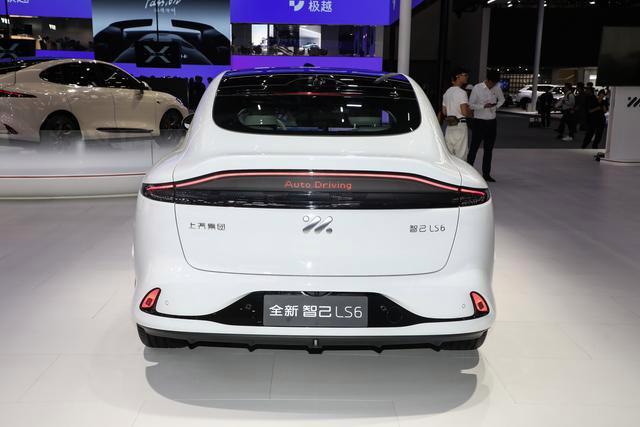 標配靈蜥底盤+四輪轉向，軟硬件大進化，全新智己LS6香嗎？-有駕