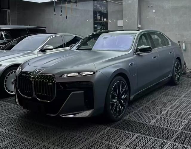 寶馬i7 M70L,前后搭載雙電機(jī),爆741匹馬力,售價189.9萬起-有駕 寶馬i7 M70L,前后搭載雙電機(jī),爆741匹馬力,售價189.9萬起-有駕