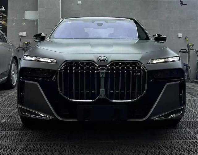 寶馬i7 M70L,前后搭載雙電機(jī),爆741匹馬力,售價189.9萬起-有駕 寶馬i7 M70L,前后搭載雙電機(jī),爆741匹馬力,售價189.9萬起-有駕