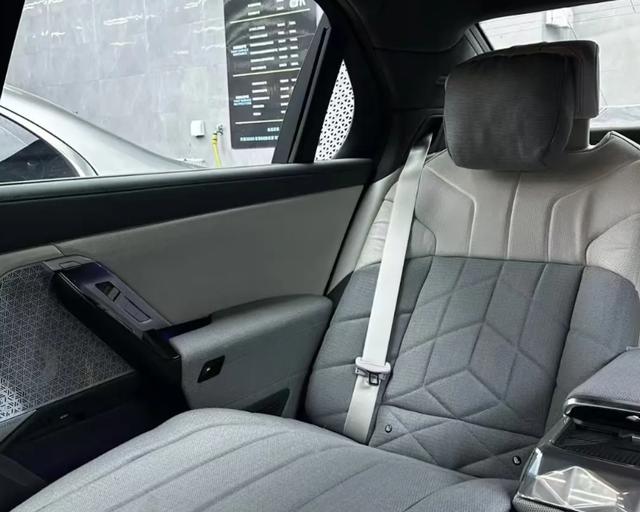 寶馬i7 M70L,前后搭載雙電機(jī),爆741匹馬力,售價189.9萬起-有駕 寶馬i7 M70L,前后搭載雙電機(jī),爆741匹馬力,售價189.9萬起-有駕