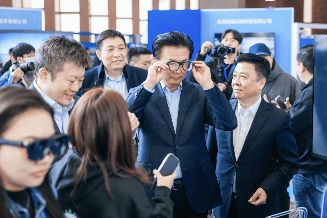 Rokid Glasses首次作為提詞器,亮相政府大會