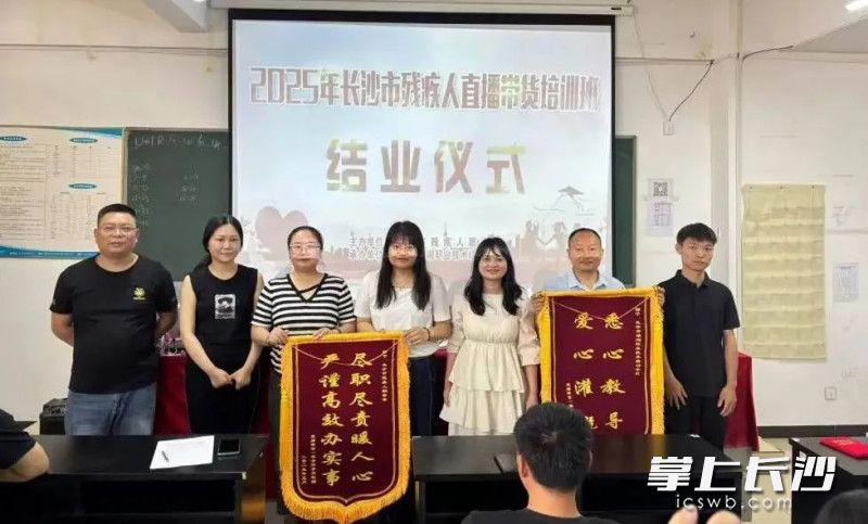 從“刷直播”到“做主播”,他們開啟人生新賽道