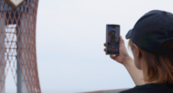 觀眾通過手機掃碼，觀看“非遺塔”變身“竹編技藝”“火龍燈舞”的AR特效