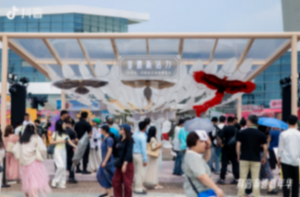 由創作者@南翔復刻的非遺展品羽毛風箏，在展區被觀眾圍觀