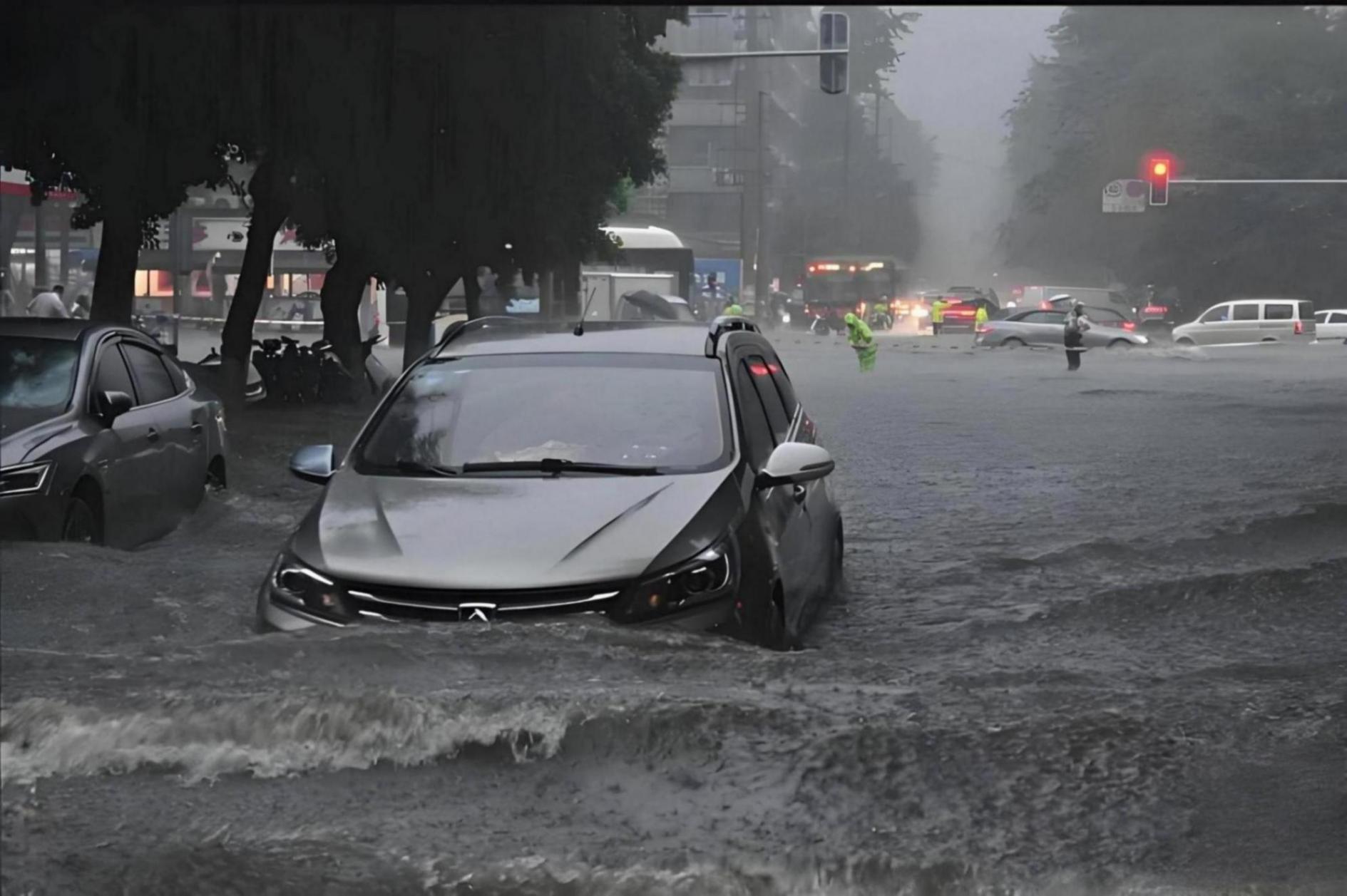 幾場暴雨,新能源車,給燃油車主開了個大眼:小功能也能降維打擊