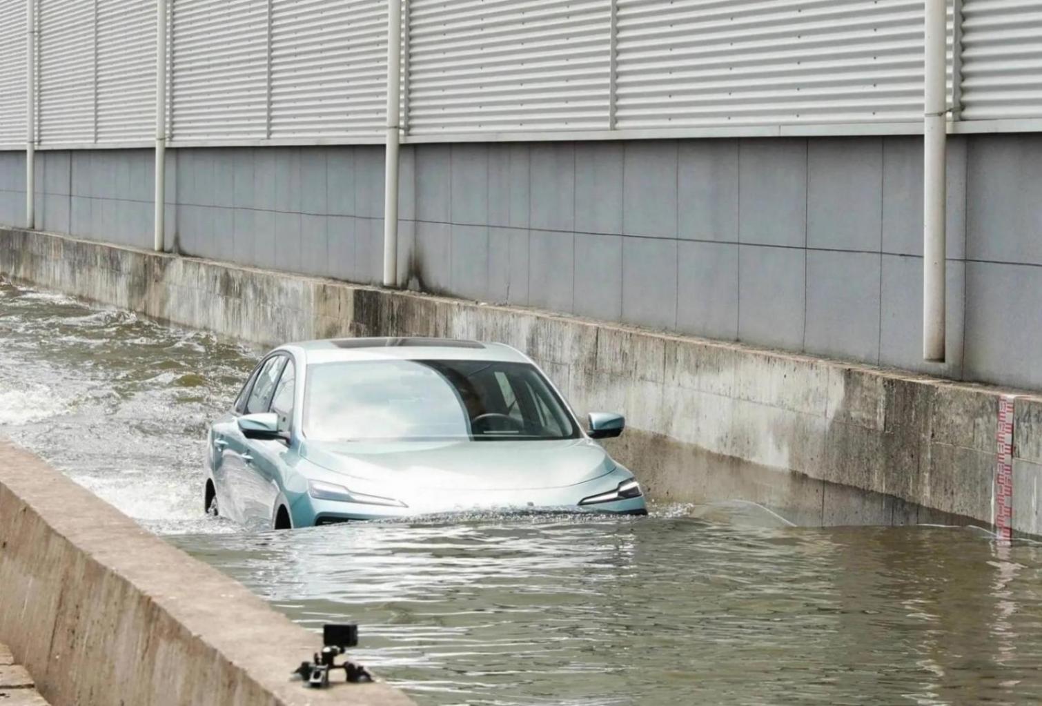 幾場暴雨,新能源車,給燃油車主開了個大眼:小功能也能降維打擊