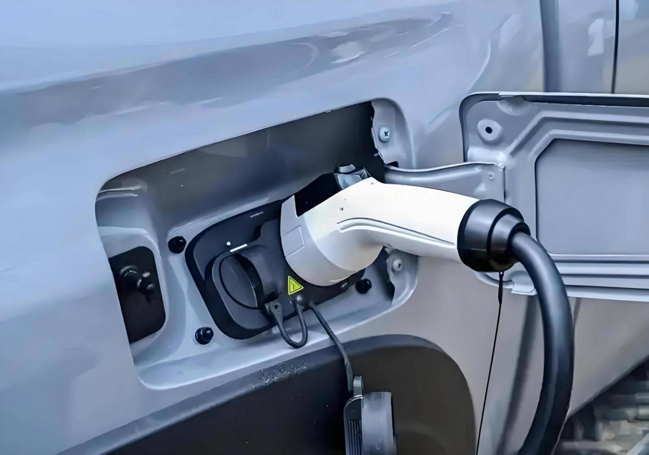 幾場暴雨,新能源車,給燃油車主開了個大眼:小功能也能降維打擊