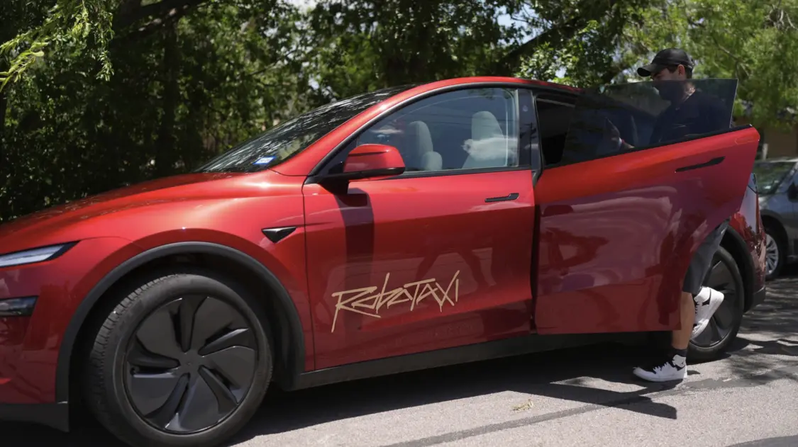 特斯拉股價逆勢暴跌超20%,馬斯克“畫大餅”沒人信了? 馬斯克現在押注自動駕駛出租車