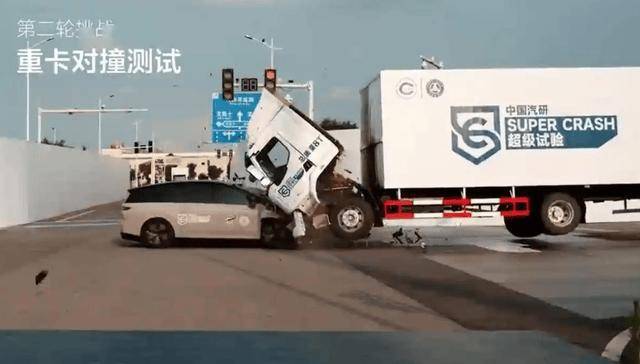 理想i8碰撞大貨車,居然又是二手車背鍋?