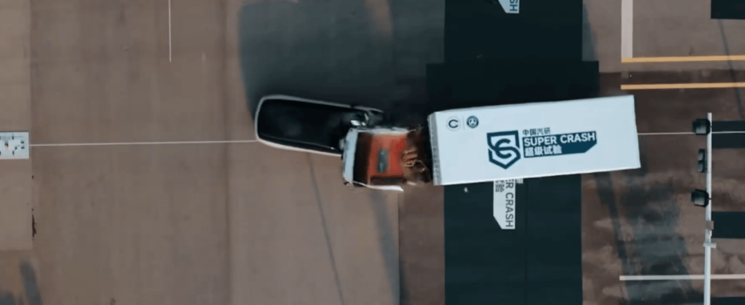 理想“撞飛”卡車:一場充滿銅臭味的行為藝術(shù)?