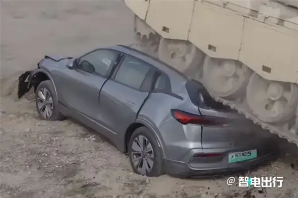 i8和卡車對(duì)撞之后:最該被噴的或許不是理想 i8和卡車對(duì)撞之后:最該被噴的或許不是理想