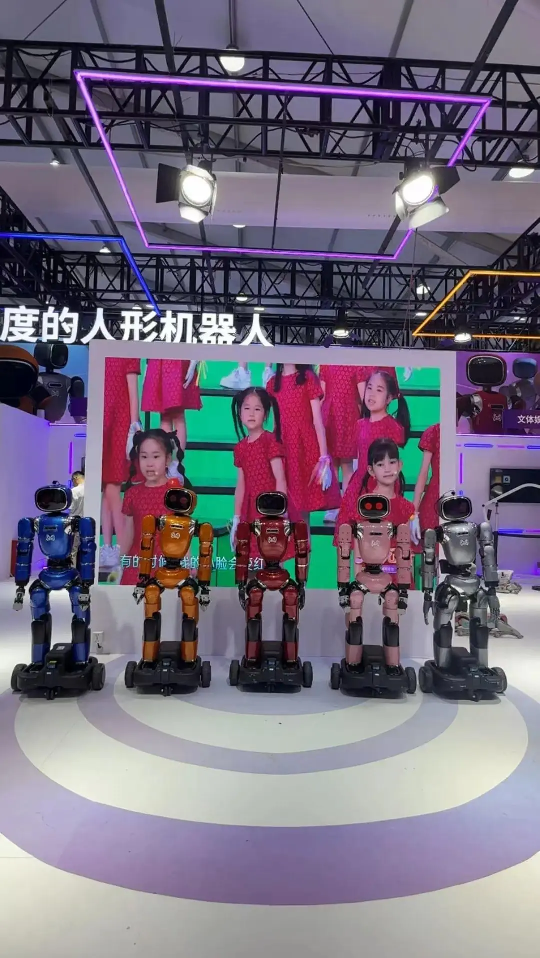 2025世界機器人大會(WRC 2025),有300余家企業、機構和院校參展,展出超過1500款機器人產品 image