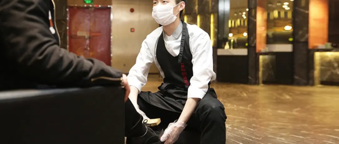 海底撈在“創(chuàng)收”驅(qū)動(dòng)下,有的門店增設(shè)自助午餐,有的門店到夜市擺攤