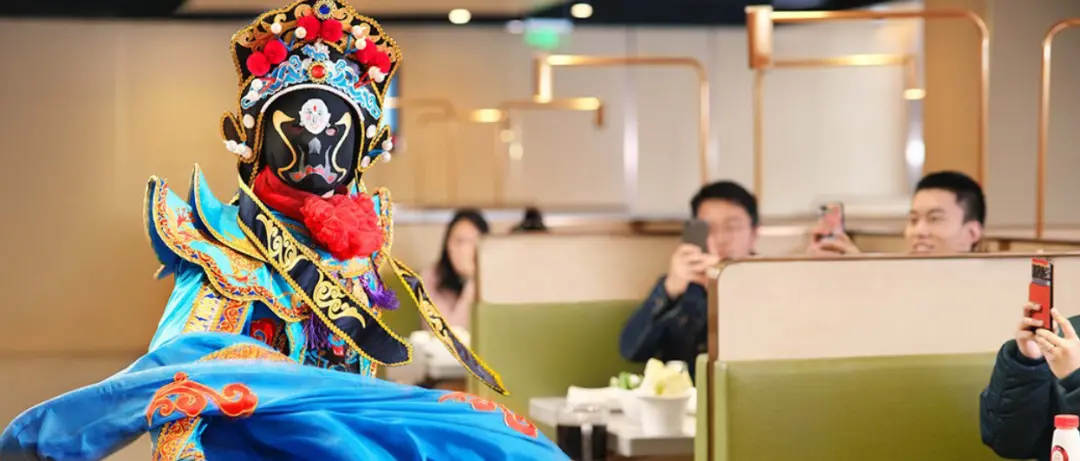 海底撈在“創(chuàng)收”驅(qū)動(dòng)下,有的門店增設(shè)自助午餐,有的門店到夜市擺攤