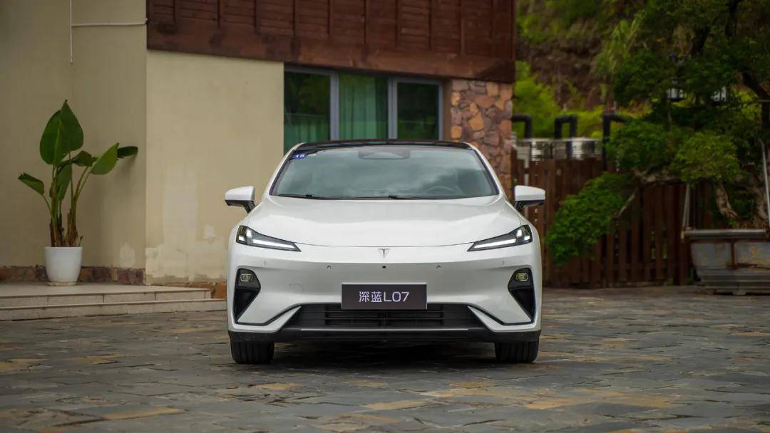 深藍(lán)電車(chē)獲得了“新央企”身份,起碼在“靠譜”這件事上,深藍(lán)L07是完全值得信任的